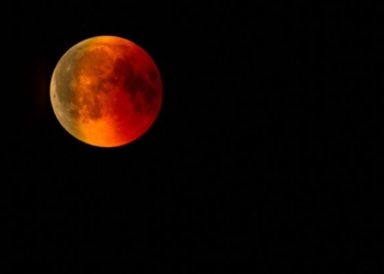 Esta noche la región podrá disfrutar del eclipse lunar más largo del siglo