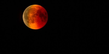 Esta noche la región podrá disfrutar del eclipse lunar más largo del siglo