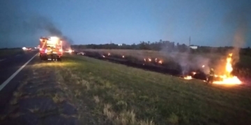 Un auto se incendió mientras circulaba por la autopista y los ocupantes lograron huir