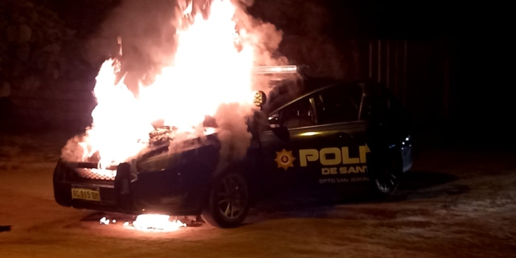 Un móvil policial ardió en llamas en Coronda