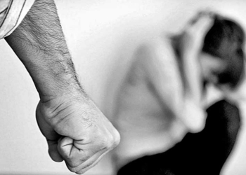 Amenazó a su propia madre con quien tiene prohibición de acercamiento y rompió una puerta