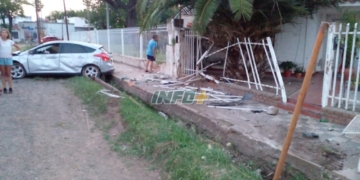 Barrancas: un auto impactó contra una columna y la reja de una vivienda