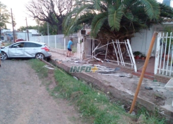 Barrancas: un auto impactó contra una columna y la reja de una vivienda