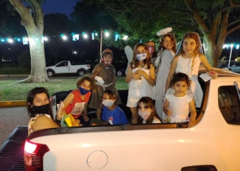 Anti Halloween: en Serodino hicieron una caravana y misa de “santos, angelitos y pastorcitos”