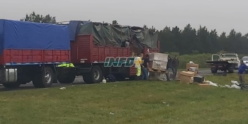 Un camión volcó en autopista y desparramó su carga: hay desvíos