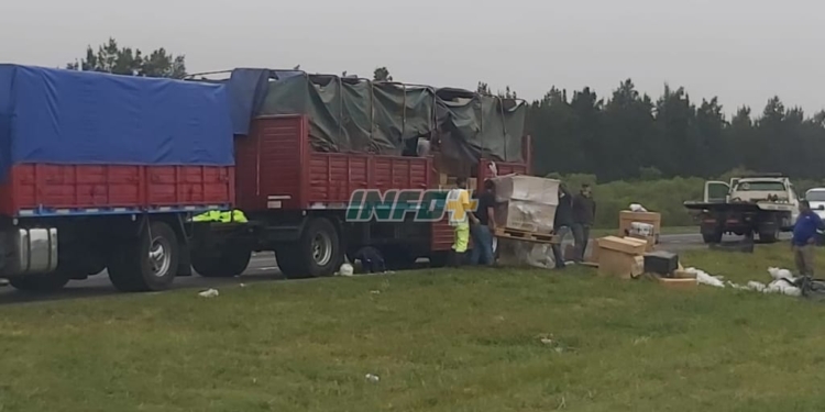 Un camión volcó en autopista y desparramó su carga: hay desvíos