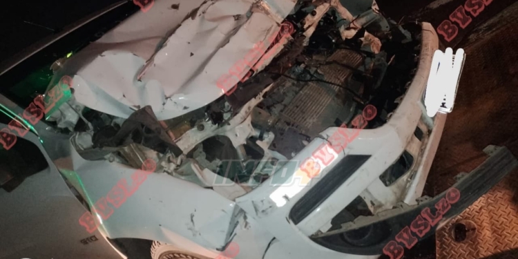 Un herido luego de chocar una camioneta contra un camión en autopista