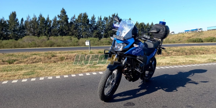 Un joven fue atropellado por un auto mientras caminaba sobre la autopista