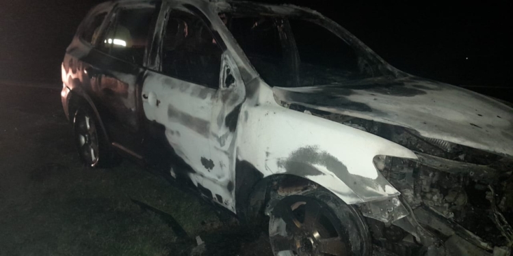 Se incendió por completo una camioneta en autopista: no hubo lesionados