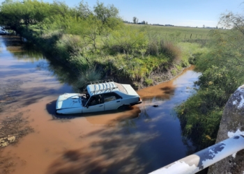 Un auto con dos personas cayó a un canal entre Barrancas y Casalegno