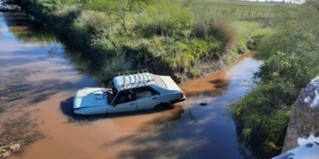 Un auto con dos personas cayó a un canal entre Barrancas y Casalegno