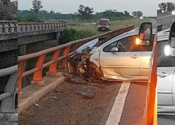 Un auto chocó contra la baranda del puente del arroyo de Monje sobre autopista
