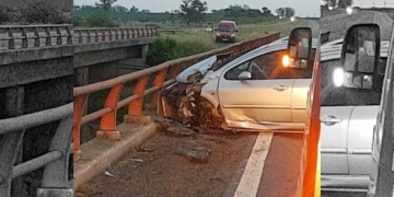 Un auto chocó contra la baranda del puente del arroyo de Monje sobre autopista