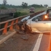Un auto chocó contra la baranda del puente del arroyo de Monje sobre autopista
