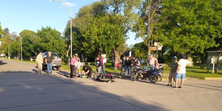 Díaz: un joven fue trasladado al chocar en su moto contra una camioneta