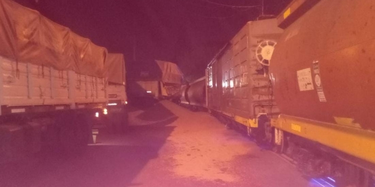 Chocaron tres camiones y un tren: un chofer quedó atrapado y fue rescatado por bomberos