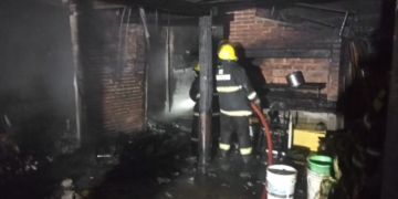 Ardió un taller de motos pero bomberos impidieron que el fuego se propague a la casa