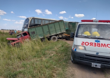 Un camión, un colectivo con pasajeros y un utilitario chocaron en Correa: tres heridos