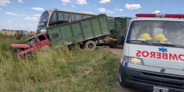 Un camión, un colectivo con pasajeros y un utilitario chocaron en Correa: tres heridos