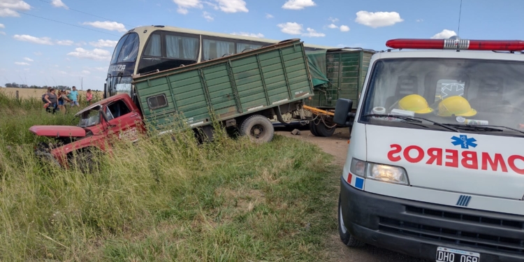 Un camión, un colectivo con pasajeros y un utilitario chocaron en Correa: tres heridos