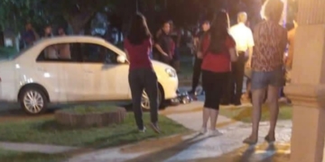 Una moto y un auto chocaron en San Genaro: una menor sufrió fractura