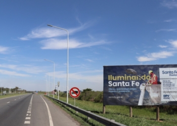 Avanzan las obras de iluminación sobre la autopista Rosario Santa Fe