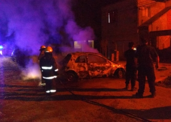 Pérdidas totales: ardió un auto en barrio San Cayetano de Maciel