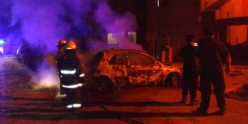 Pérdidas totales: ardió un auto en barrio San Cayetano de Maciel