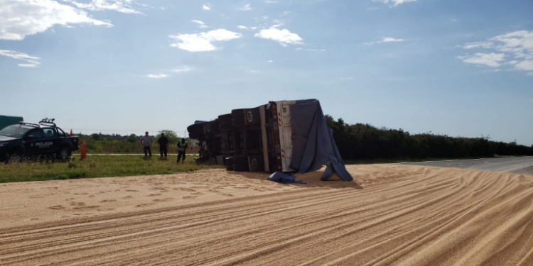 Oliveros: impresionante vuelco de un camión en autopista