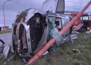 Volcó e impactó contra una columna en Totoras: liberaron a una persona atrapada