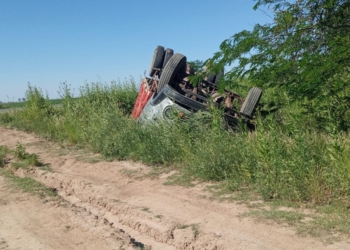 Impactante vuelco de un camión en Díaz