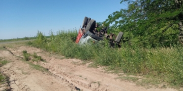 Impactante vuelco de un camión en Díaz