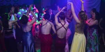 Prestar vestidos de graduación: la movida solidaria que renace en la región