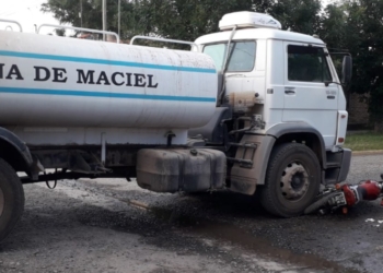 El camión regador de la Comuna de Maciel chocó con una moto: dos heridos