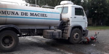 El camión regador de la Comuna de Maciel chocó con una moto: dos heridos