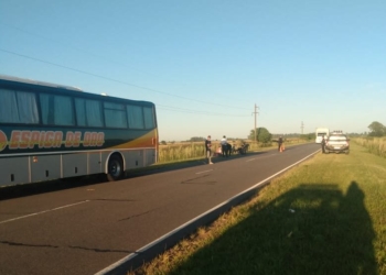 Un hombre herido tras chocar un colectivo y una moto