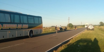Un hombre herido tras chocar un colectivo y una moto