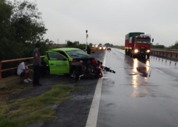 Un auto chocó contra la baranda del puente del Arroyo Monje sobre autopista
