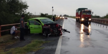 Un auto chocó contra la baranda del puente del Arroyo Monje sobre autopista