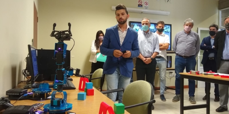 Un profesor de Barrancas al mando de una inédita sala de robótica en la región
