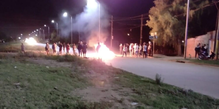 Balacera contra una vivienda de San Lorenzo y protesta de vecinos con corte de tránsito