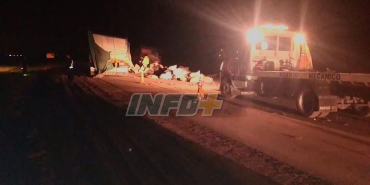 Monje: un camión cargado con bolsas de batata volcó en autopista