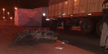 Ruta 11: un hombre murió al chocar su moto contra un camión en Puerto San Martin