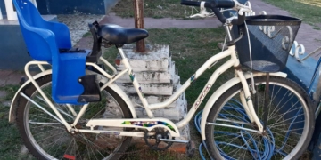 Una bicicleta y un auto chocaron en Timbúes: una mujer sufrió traumatismo de cráneo