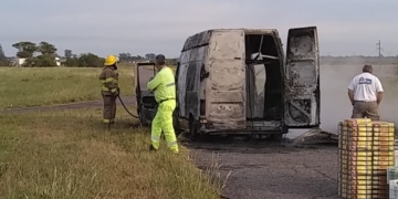 El fuego consumió una camioneta entre Maciel y Monje