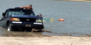 Una camioneta cayó al río en La Boca de Monje cuando intentaban bajar una lancha
