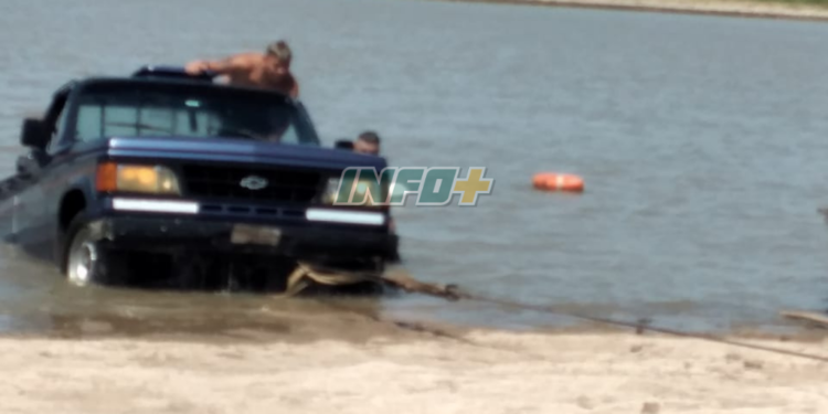 Una camioneta cayó al río en La Boca de Monje cuando intentaban bajar una lancha