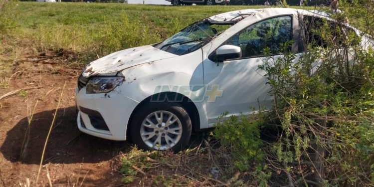 Oliveros: un auto volcó y terminó entre los pastizales en autopista