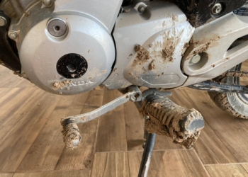 Una joven herida al caer de su moto camino a Puerto Aragón y reclamó por el estado de la traza