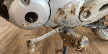 Una joven herida al caer de su moto camino a Puerto Aragón y reclamó por el estado de la traza